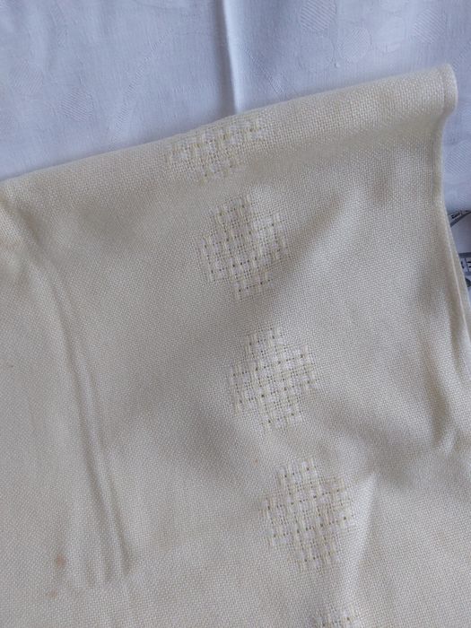 Sprzedam obrus kremowy kolor.Wymiary 125x135 cm.