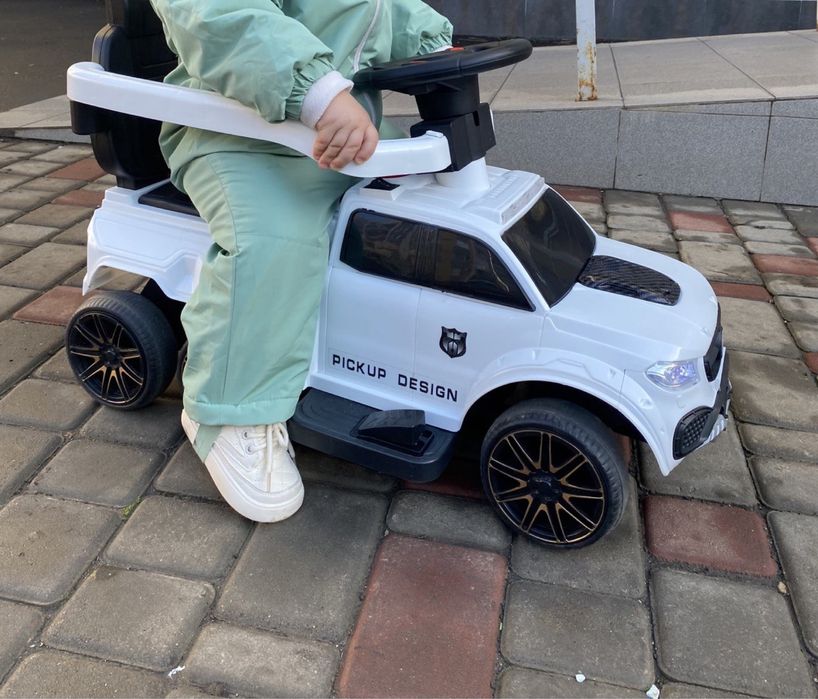 Машина толокар на пульте