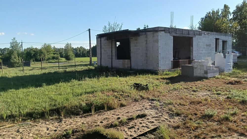 Sprzedam dużą działkę z rozpoczętą budową domu jednorodzinnego.