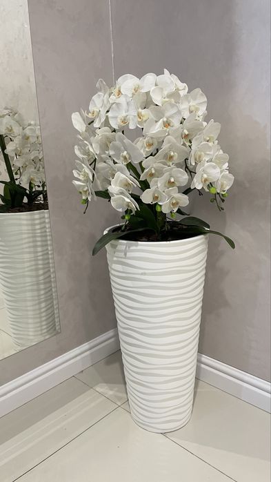 Вазон зі штучною орхідеєю