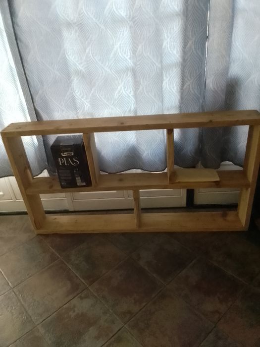 Estante em madeira natural – feita à mão – com entrega incluída