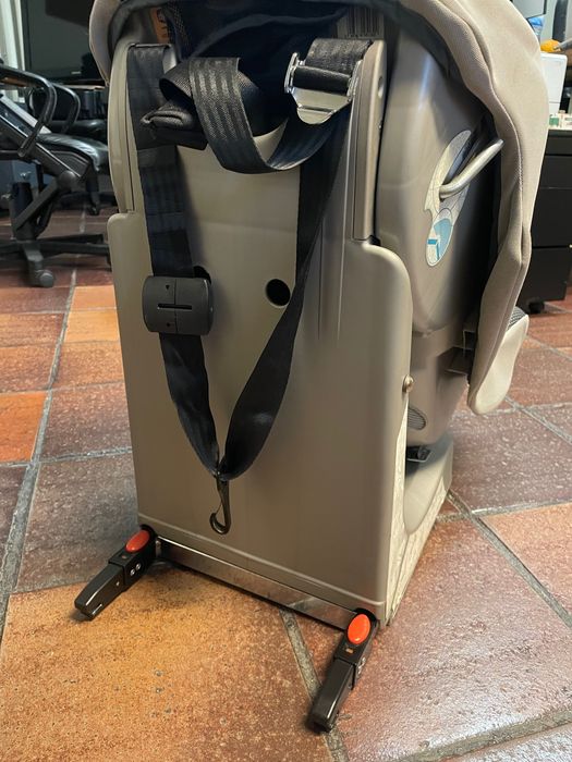 Cadeira de bebé marca Chico com sistema isofix incluída