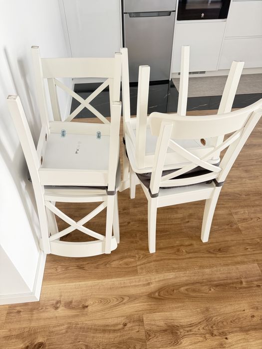 Vendo mesa e 4 cadeiras praticanete novas com 4 meses cor branca