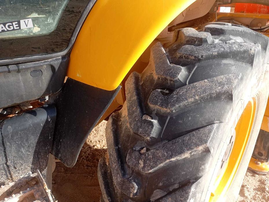 Máquina JCB com serrote de corte de pedra