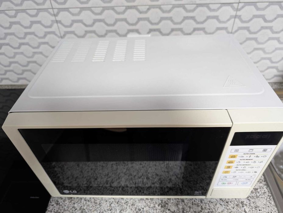 Micro-ondas LG MH6042D – 700 W | Bom estado