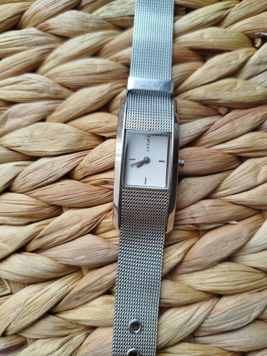 Годинник часи DKNY