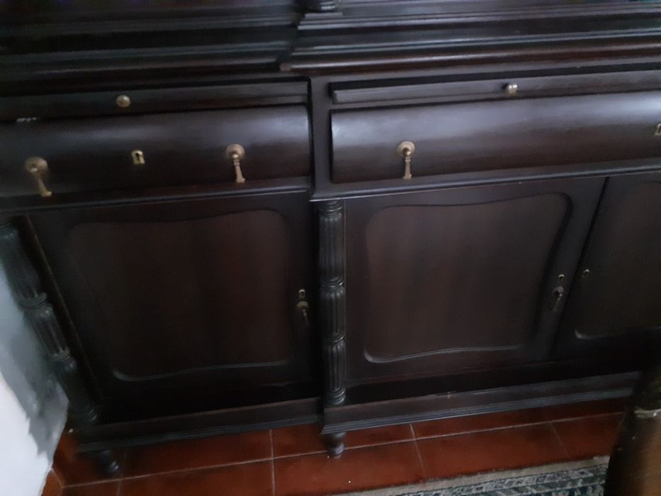 Móvel de sala com vitrina