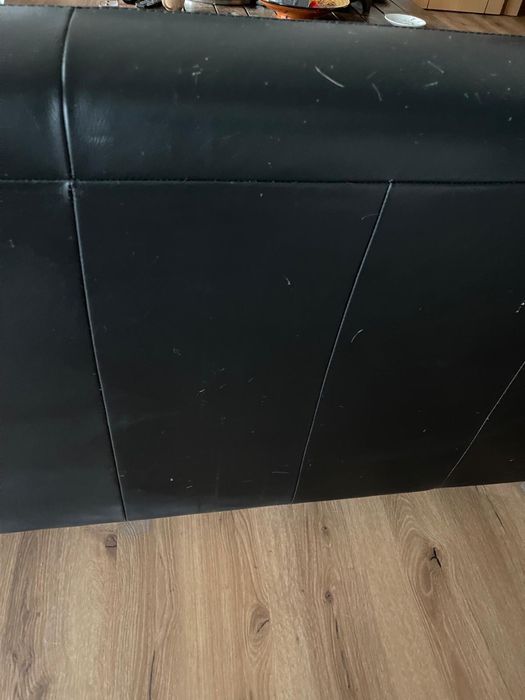 Sofá de cabedal preto com chaise longue