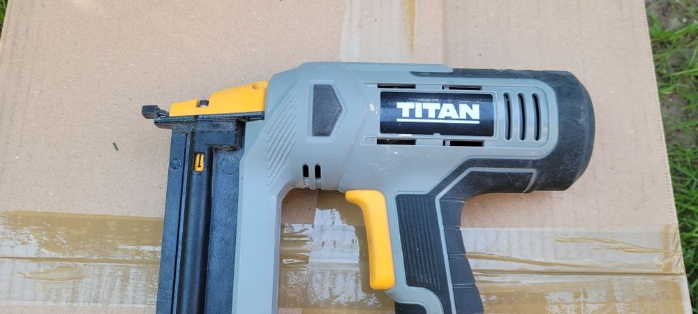 Zszywacz / Gwoździarka elektryczna Titan TTB961NAL • Strzela • USZKODZONA