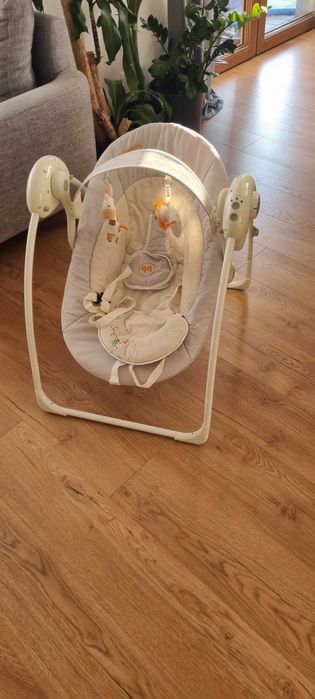 Przenośny, automatyczny bujak dla niemowlaka.