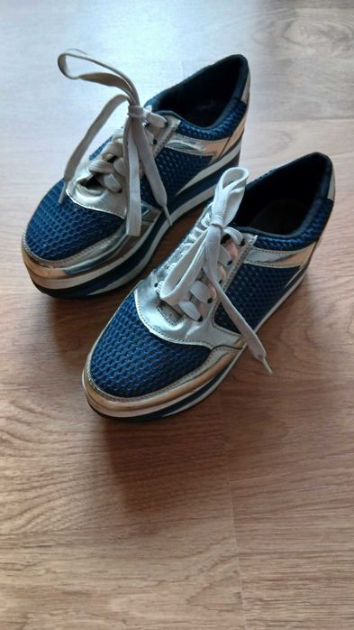 Sapatilhas azuis e prateadas
