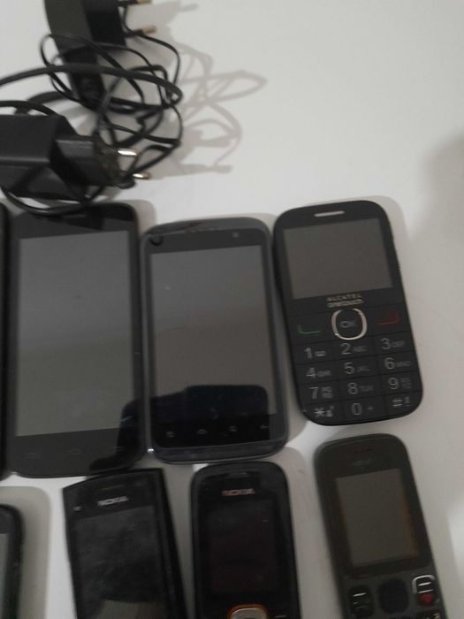 Telemóveis Usados (dois deles a funcionar)