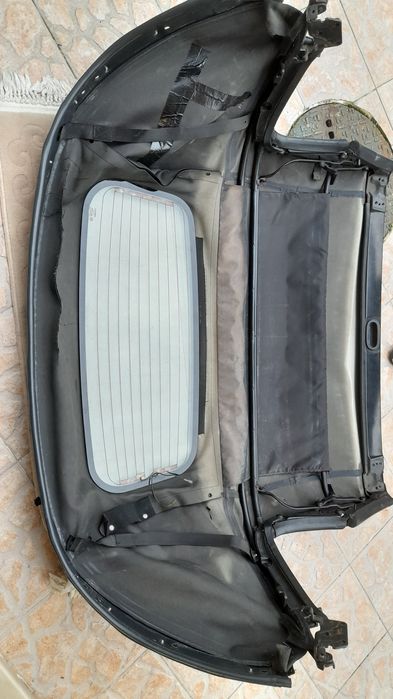 Capota Lona MX5 rasgada, estrutura funcional.