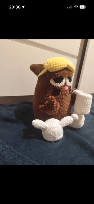 Kot z kawa w kapciach