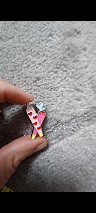 Emaliowany pin przypinka funky Love Puf puf