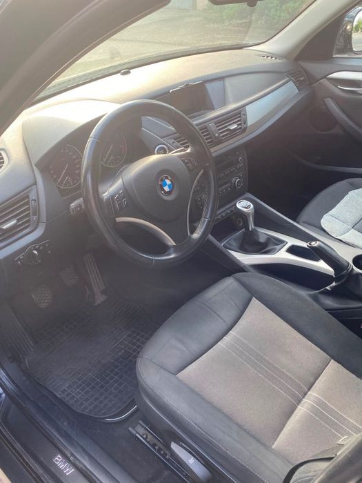 Продаж BMW X1 2011 року