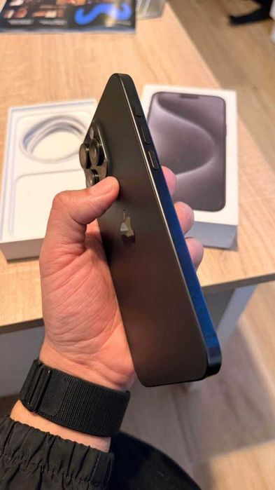 iPhone 15 Pro Max com a sua caixa e acessórios
