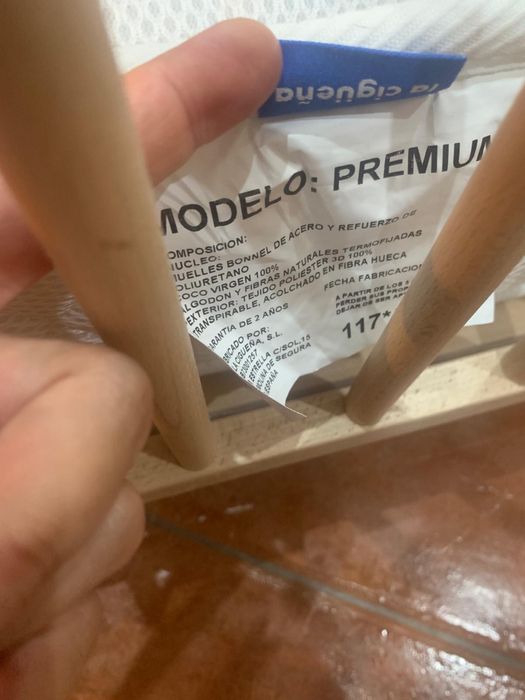 Berço de madeira completo + colchão + roupa de cama + móbil Chicco