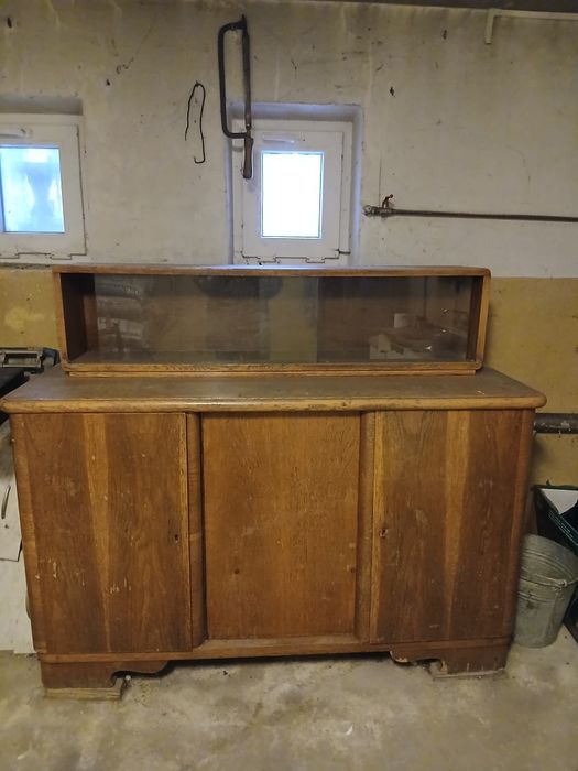 Kredens dębowy orginalny z PRL-u z przeszkloną nadstawką.