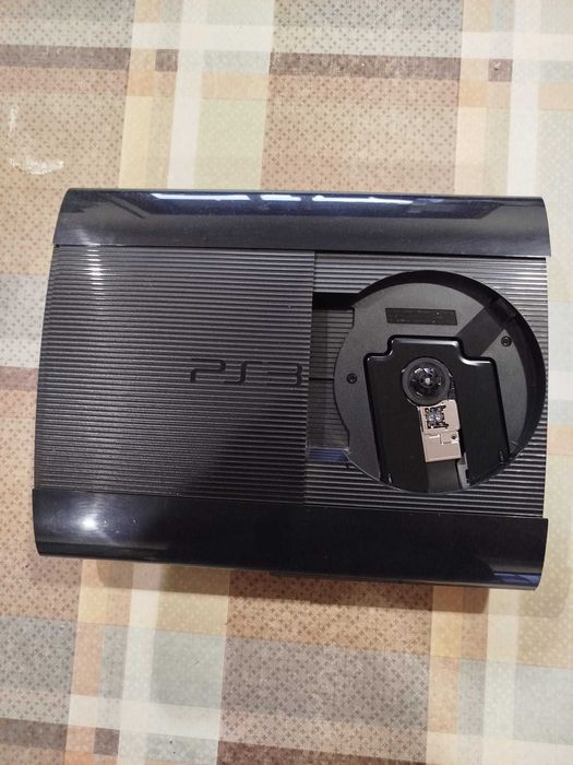 PS3 SLIM desbloqueada + 3 comandos originais + cabos