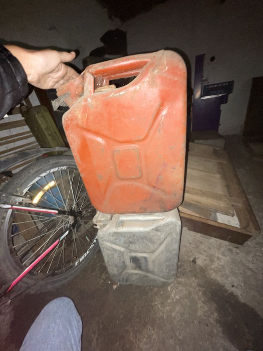 Продам канистры 20 л и 10 л