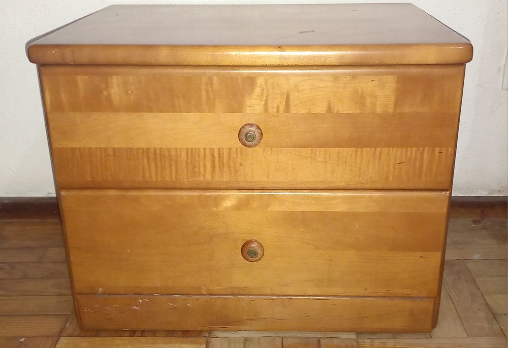 Duas mesinhas de cabeceira