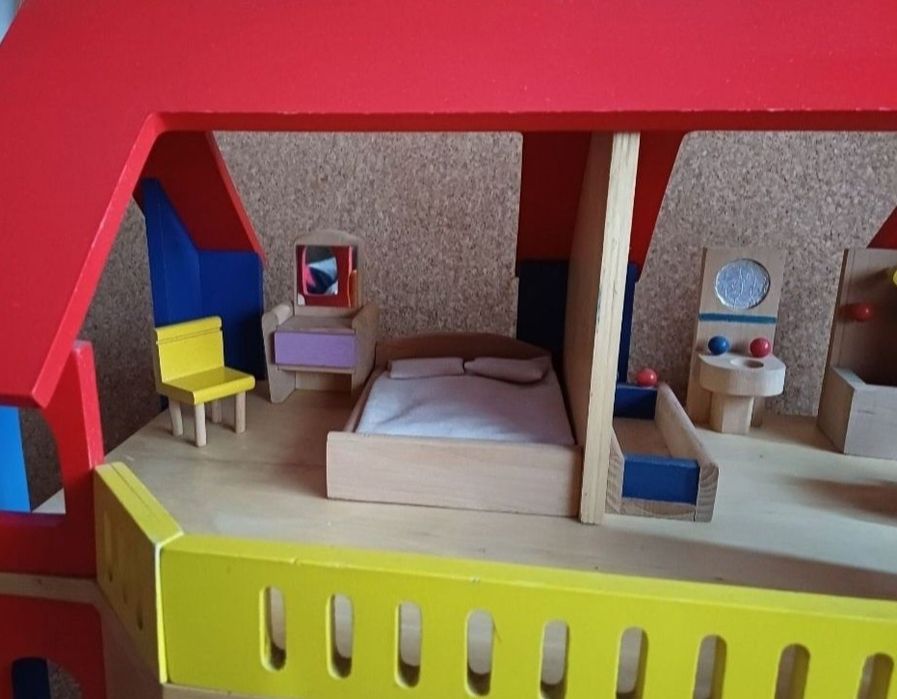 Casa de bonecas em madeira. Conjunto