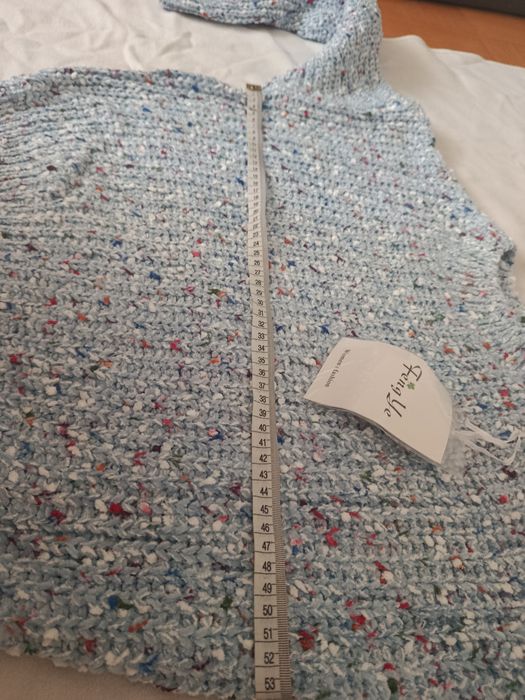 Sweter damski jasnoniebieski z kolorowym splotem luźny fason