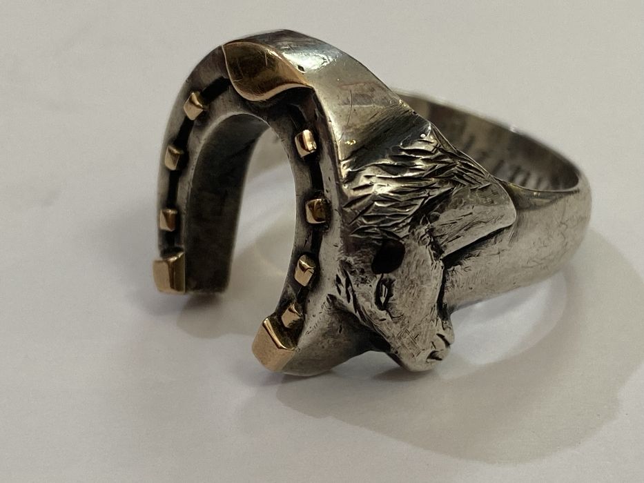 Sygnet srebrny pierścień w kształcie podkowy .
