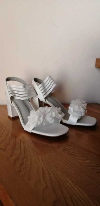 Nowe białe sandałki