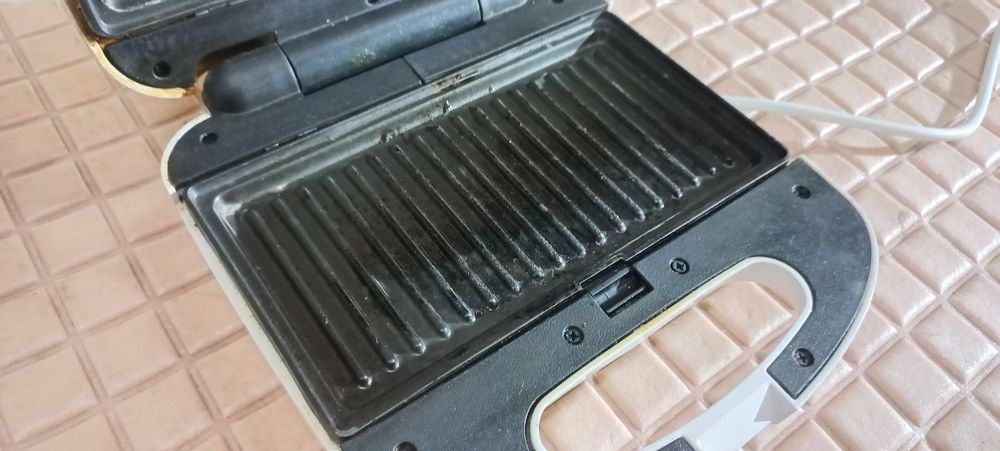 Вафельниця / бутербродниця  Liberton LSM - 8040, робочий стан.