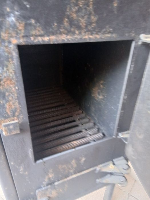 Продам печку -буржуйку ,с трубами дымохода из нержавейки