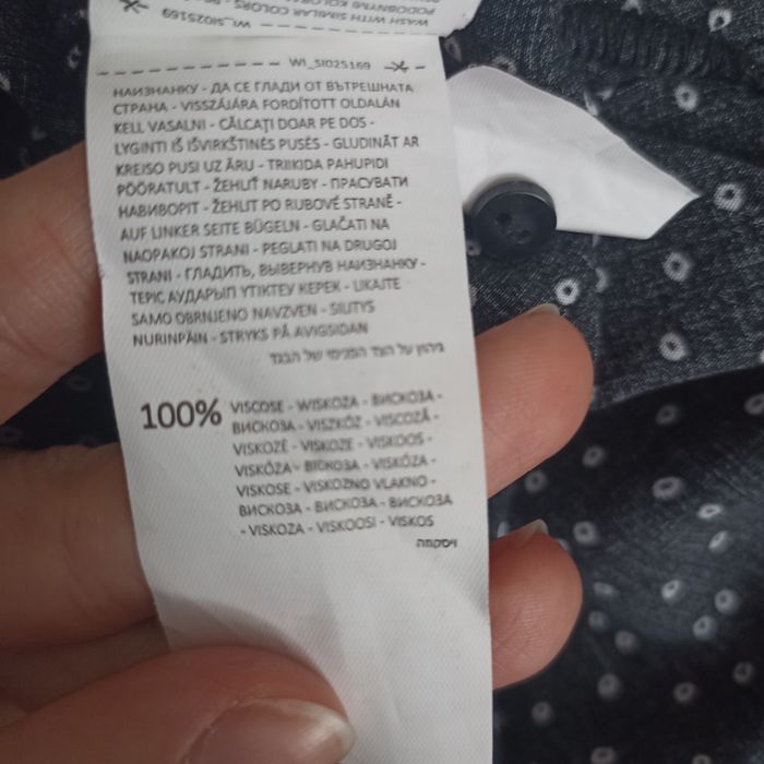 Czarna koszula w kółka z kołnierzykiem i kieszonką sinsay