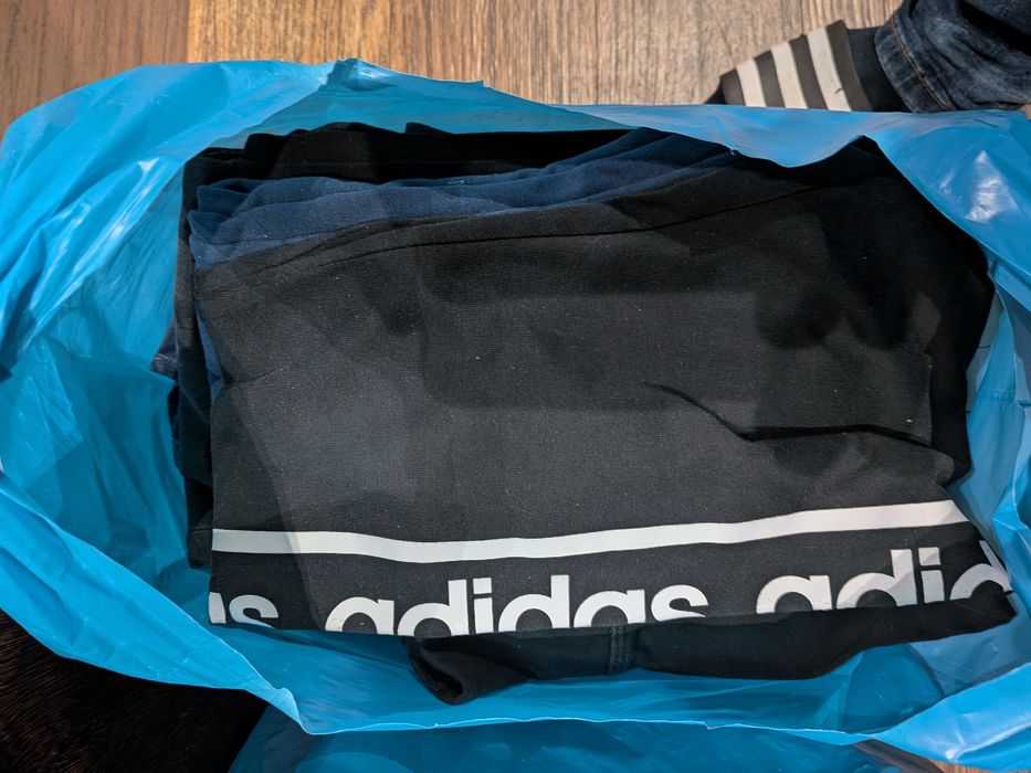 Roupa de menino em bom estado