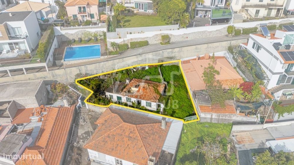 Prédio Urbano Terreo  com Projecto Aprovado - Funchal