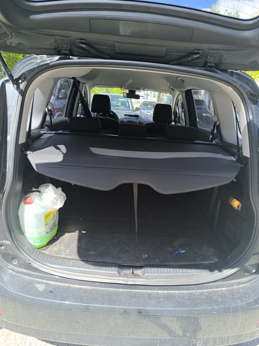 Mazda 5,  monovolume, 7 lugares, diesel.