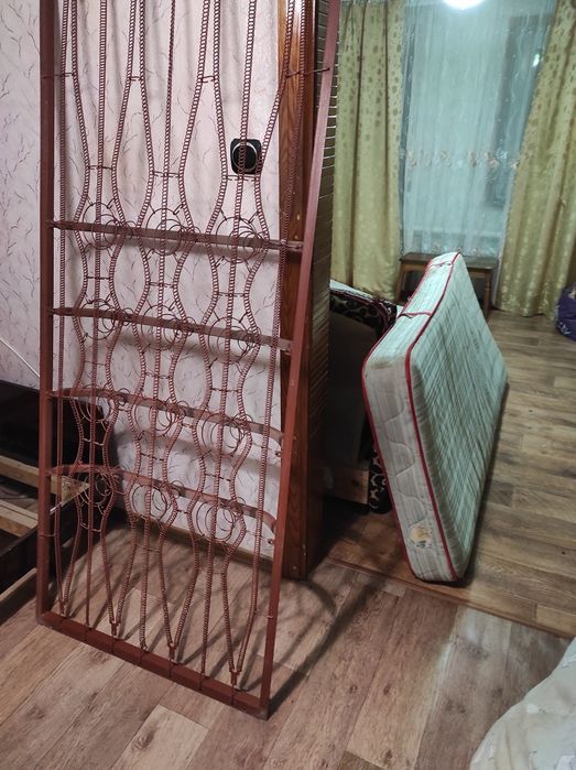 Ліжко +матрас +пружинний каркас.