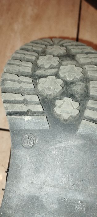 Botki z ćwiekami rozmiar 38