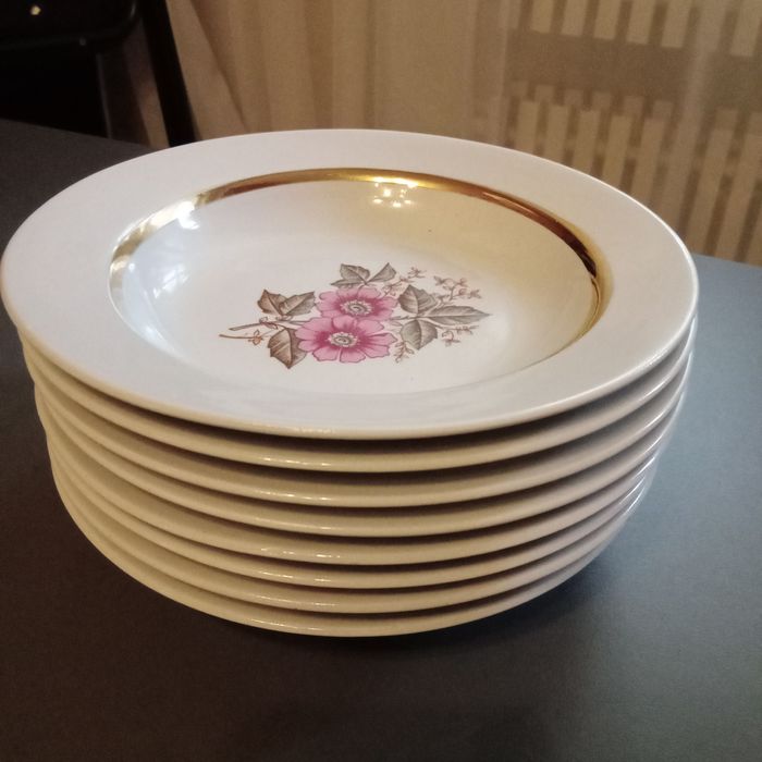 Набор  тарелок .