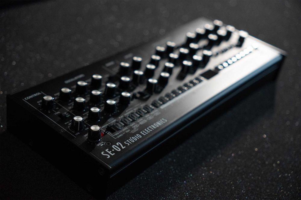 Roland SE-02 syntezator analogowy