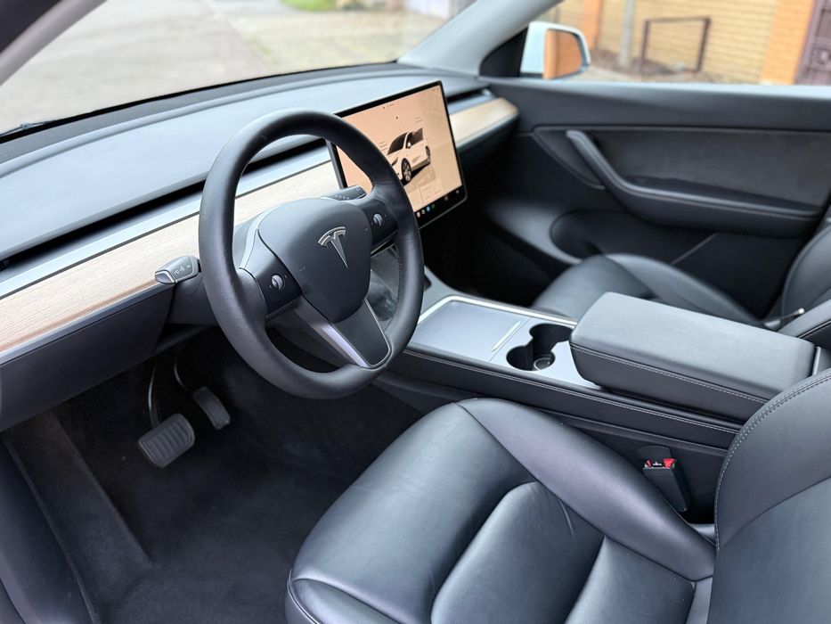 Продаю Tesla model Y