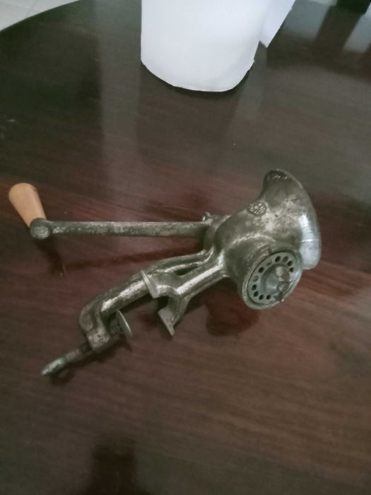 Picadora de carne em bom estado