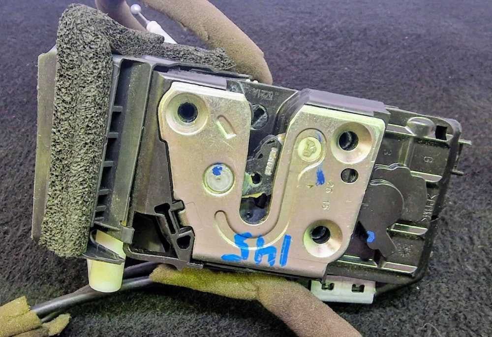 Fechadura / Fecho Porta Frente Esquerdo - RENAULT KADJAR