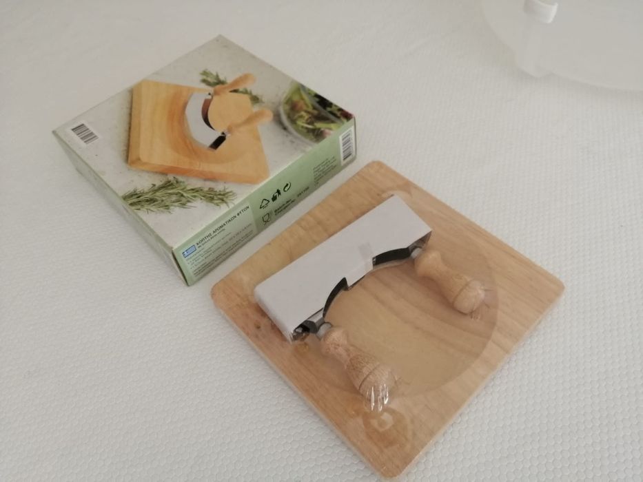 Tábua com faca p/ ervas aromáticas NOVA, plastificado e Embalado