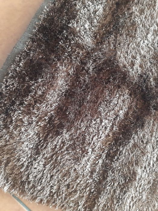 Conjunto de três tapetes castanhos