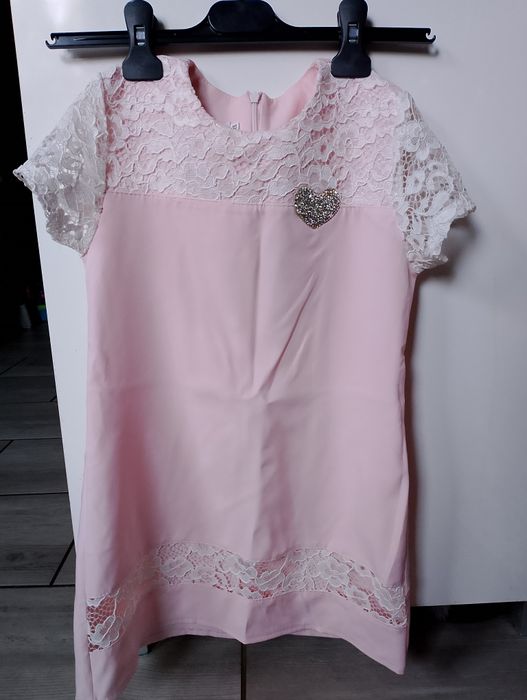 Śliczna sukienka dziewczęca