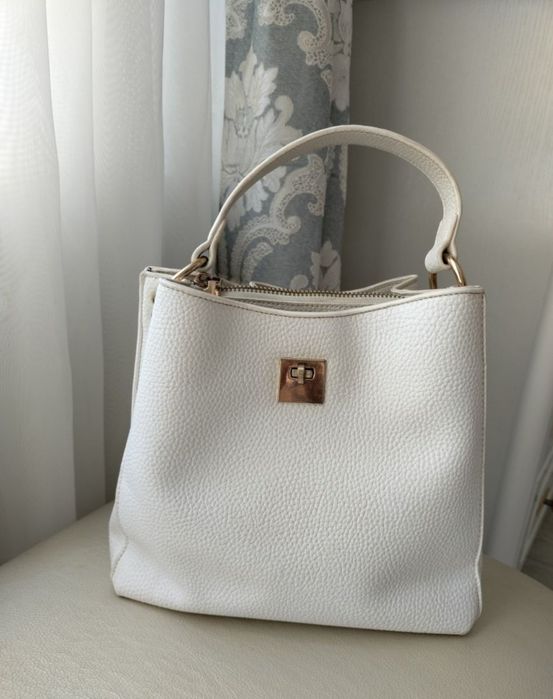 Белая сумка на короткой ручке