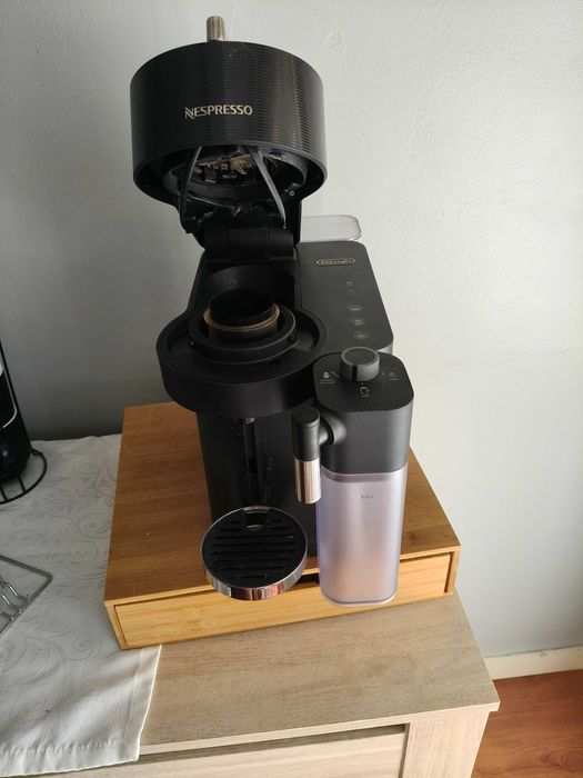Máquina de  café Nespresso Lattissima One