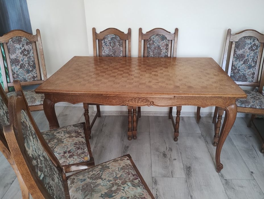 Drewniany stół z krzesłami