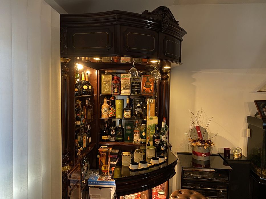 Conjunto Bar, movel e mesa com 6 cadeiras para sala